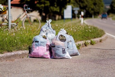 Kleidersäcke am Straßenrand