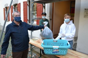Kleidersammlung von jungen Menschen in Leutkirch